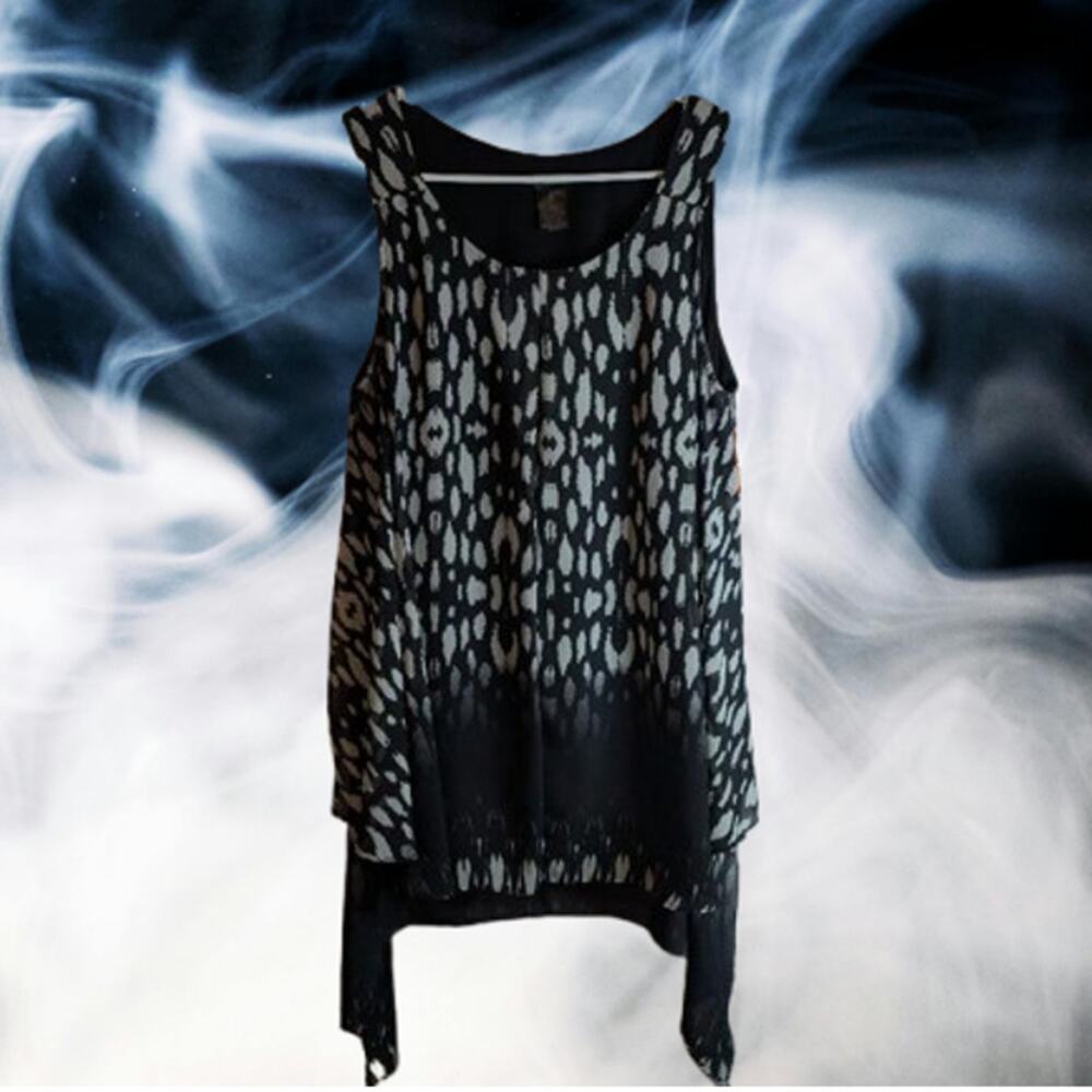 New Directions Large short sleeve black and white lined handkerchief woman's top